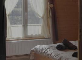 Cabană la poalele munților cu ciubăr, hotel a Jieţ