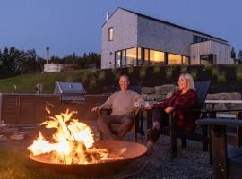 Birch - Luxury Oceanview Cottage with Hot Tub & Private Beach Access near Cabot Trail, hotel u gradu 'Chimney Corner'