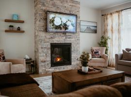 Modern Muskoka Retreat with King Bed and Hot Tub，Dwight的飯店