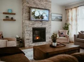3 Bedroom Modern Muskoka Retreat with King Bed and Hot Tub