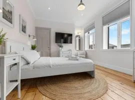 Stunning Townhouse - 7 bedrooms - up to 18 Guests