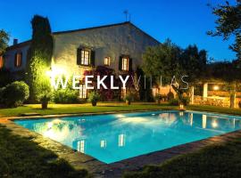 Masia Sitges Mas Peirot Geniune Farmhouse 20 min walk from beaches 60 Heactares of Wine Fields Garden AC Until 18 people, hotel i Cubelles