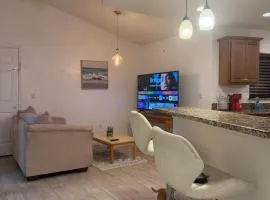 Stylish one bedroom apartment with full kitchen