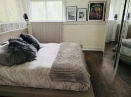 Curated Suite with Soaking Tub and Walk to Whole Foods, Hotel in Jericho