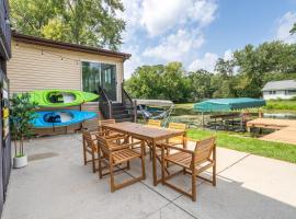 Entire Home on the water, 2 kayaks, Game room, Firepit, BBQ grill, Netflix WiFi, hotel v destinácii McHenry