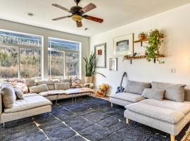 Nature Art Retreat on Breckenridge Creek with Pond!, hotel en Sumas