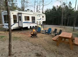 Minden에 위치한 호텔 Luxury Glamping Retreat in Minden Louisiana