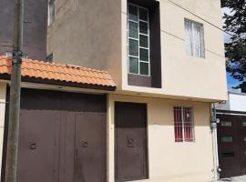 Casa planta baja 4 camas matrimoniales 1 colchón individual, garaje, UAEH, hotelli kohteessa Azoyatla