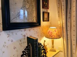 De landshoeve Cottage met panoramisch uitzicht、Rozebekeのホテル