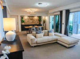 Proximity Waterfront Apartments, хотел в Редклиф