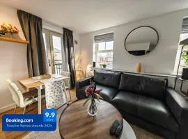 Riverside Retreat Leeds City Location Modern Townhouse & Free Parking