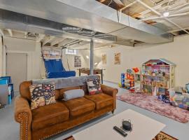 Game House in Royal Oak with Tiki Hut Dog Friendly, hotel a Royal Oak