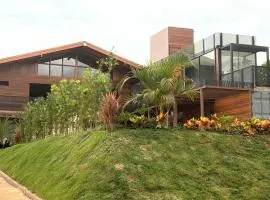 Casa container no lago de Furnas