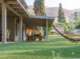 Bait Alfa Kibbutz Country Lodging: Bet Alfa şehrinde bir orman evi