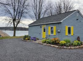 Yellow Door Cabin on Sakatah Bay, Hotel in Waterville