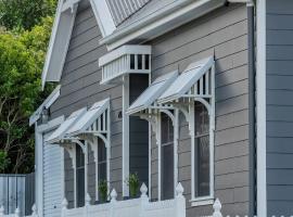 Historic Church Sunday School House with Spa and Fireplace, hotel di Cessnock