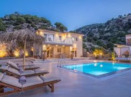 Villa Petros Luxe Villa met privé zwembad