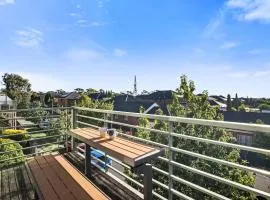 Snug 2-bed Townhouse Near Bustling Shops