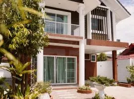 Browny House - with Private Garden & Parking