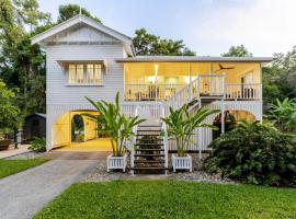 Charming Queenslander surrounded by Rainforest, Hotel in Port Douglas