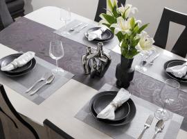 Opening Special Offer - A Family Friendly Spacious Villa Direct Access from Narita airport & Easy to Tokyo Station & 1 min to Convenience Store، فندق في طوكيو