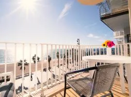 Seahomes Vacations - Amazing Seafront Apt & PKG
