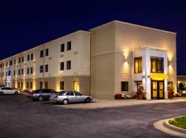 Wichita में, होटल Woodland Inn and Suites Extended Stay