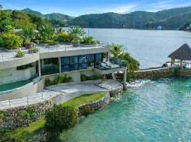 Waterfront Luxe Retreat- 160sqm Modern, Epic, Lush