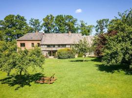 Authentic House With Pond Near Étretat, Hotel in Yébleron