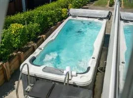 Luxury Retreat, amazing swim spa, wifi,central location