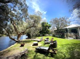 River Cottage, Absolute Waterfront Family and Pet Friendly Escape, Hotel in North Yunderup