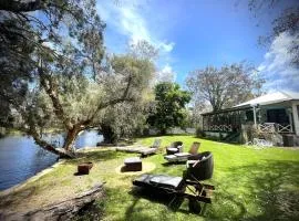 River Cottage, Absolute Waterfront Family and Pet Friendly Escape