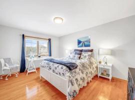 Spacious 6BR Family Home with Pool & Finished Basement, hotel i Orland Park