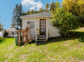 Charming Lakeview Family Resort in Katchwanooka with Private BBQ and firepit, hotel u gradu 'Lakefield'