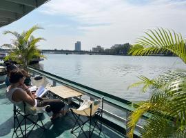 AHHA Floatel Kampot, отель в Кампоте