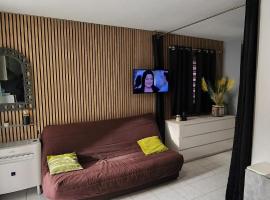 STUDIO de VACANCES FREJUS PLAGE، فندق في فريجوس