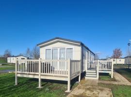 Luxury 8 berth Caravan with Hot Tub at Tattershall Lakes, отель в городе Таттершолл