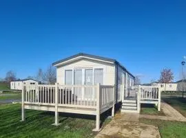 Luxury 8 berth Caravan with Hot Tub & Starlink at Tattershall Lakes