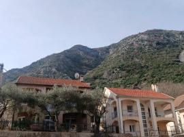 Villa with sea view, garden,parking, ξενοδοχείο σε Prcanj