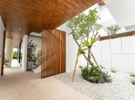 Luxury 4BR Villa - Pool Rooftop Berawa Canggu