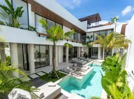 Luxury 4BR Villa - Pool Rooftop Berawa Canggu