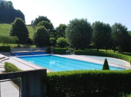 ZEcamping 3 étoiles piscine chauffée et animaux acceptés, hotel a Saint-Martin-du-Vieux-Bellême