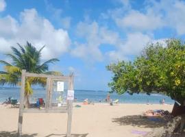 Appartement accueillant près de la plage à Tartane, 80 m², hotel din Tartane