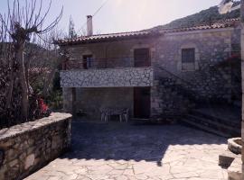 Traditional village house on Argolis for 6 persons, hotell i Kariá