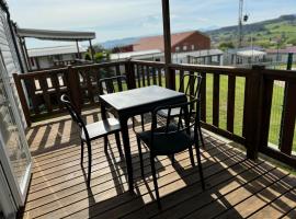 Altamira Camping Park, Hotel in Queveda