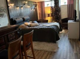 Mysigt rum med hotellkänsla och solig uteplats, Hotel in Vetlanda