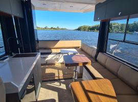 Luxury motor yacht with harbour view, hotel u gradu 'Marknesse'