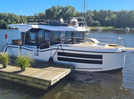 Luxury motor yacht with harbour view, hotel Marknessében