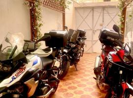 Spacious Apartment with Motorcycle Garage, Free Parking, and Air Conditioning, hotelli kohteessa Er Rachidia