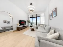 Elegant 1BR Near Downtown Azizi Riviera 3